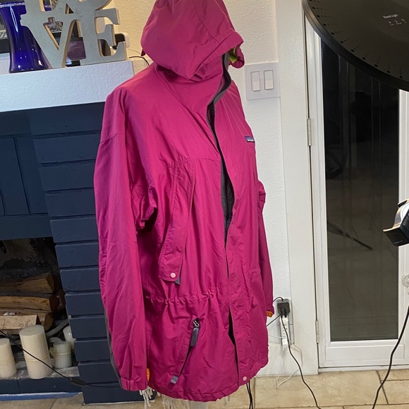 Patagonia Fuchsia Hooded Jacket - Picture 14 of 17